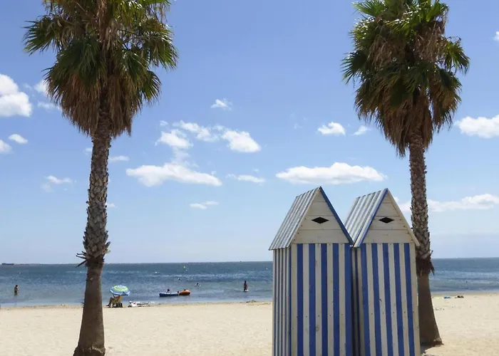 샬레 In Near Mediterranean Beaches